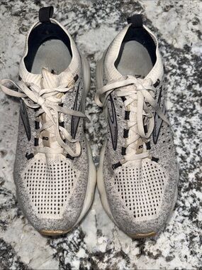 Brooks Glycerin 20 Running Shoes in Cream and Black